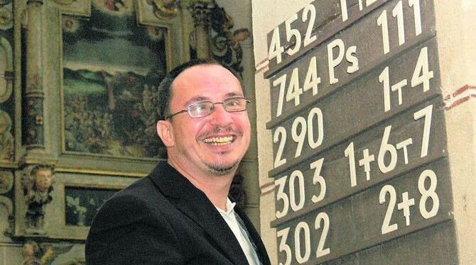 In seinem Element: Toni Lenge in der Amanduskirche beim Bestücken einer Liedertafel für den nächsten Gottesdienst. FOTO: PFISTERER