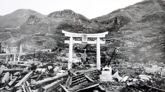 Eine Straße in Nagasaki nach dem Abwurf der Bombe. Durch die Explosion starben etwa 74 000 Menschen, 75 000 weitere wurden ve