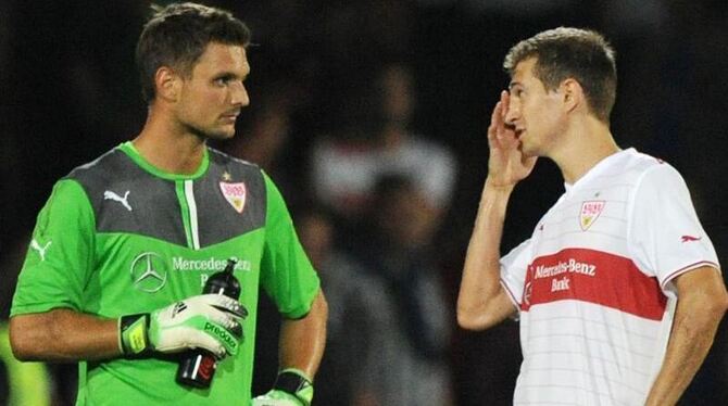 VfB-Keeper Sven Ulreich und Daniel Schwaab nach dem 0:0 gegen Botew Plowdiw. Foto: Daniel Bockwoldt