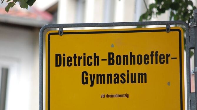 Hinter dem Orts-Schild kann das Abitur statt in acht versuchsweise wieder in neun Jahren gemacht werden. FOTO: PFISTERER