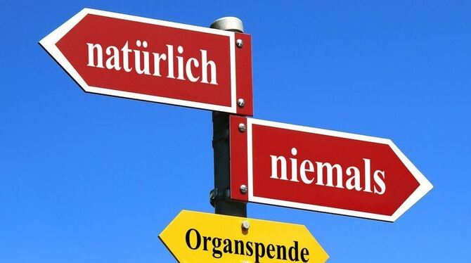 In Deutschland entscheiden sich viele Menschen für den Weg nach rechts – zum Leidwesen derer, die auf ein Organ warten. FOTO: FOTOLIA