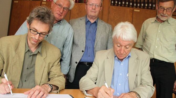 Jetzt sind die Hinterlassenschaften übergeben: Gerhard Mench (Zweiter von rechts) und Roland Deigendesch (links) unterzeichneten die Vereinbarung zwischen Liederkranz und Stadtarchiv. Hinten stehend von links: Manfred Müller, Michael Ott und Klaus Rösler. FOTO: LEISTER