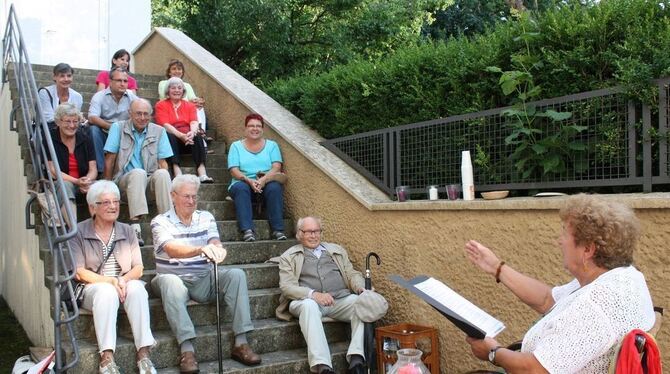 Lesepatin Ingeborg König unterhielt die Besucher an der Gartentreppe zur Andreaskirche mit Geschichten und Gedichten rund um die