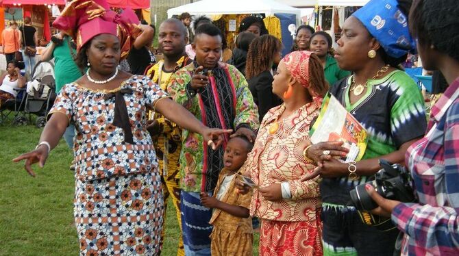 Tanzen, Zöpfe flechten oder Schmuck verkaufen: So bunt wie Afrika war das Festival auf dem Tübinger Festplatz. FOTO: ALEXANDER M