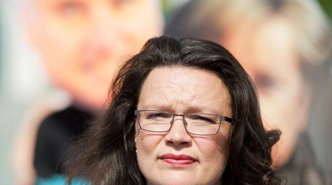 Voller Zuversicht: Andrea Nahles und Rebecca Hummel im Gespräch im SPD-Wahlkreisbüro in Reutlingen.  FOTO: NIETHAMMER