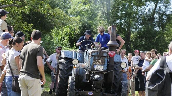 Mal auf einem alten Glühkopf-Traktor der Marke Lanz mitfahren – das große Oldtimer-Treffen im Beurener Freilichtmuseum macht’s m