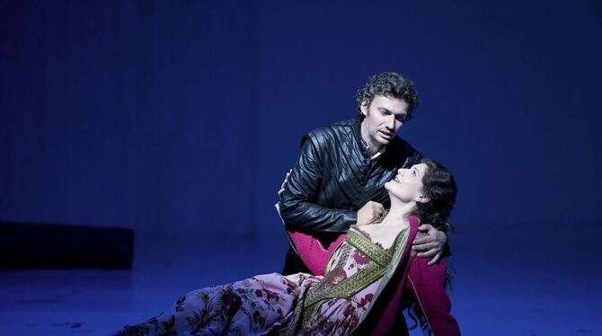 Zarte Bande: Jonas Kaufmann als Infant Don Carlo mit Anja Harteros als Elisabetta von Valois.   FOTO: MONIKA RITTERSHAUS