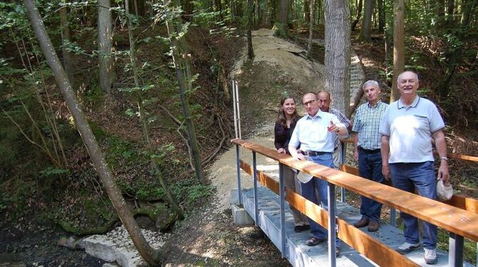 Fertig: Die neue Brücke über den Staufenbach. FOTO: PFISTERER