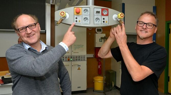 Wolfgang Kühn (links) und Jürgen Haasis mit einem Medienliftsystem. FOTO: NIETHAMMER