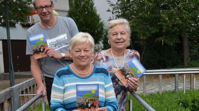 Günter Neuhäuser, Brigitte Werz und Dr. Barbara Dürr (von links) sind stolz auf die Broschüre zu Bewegungsangeboten in Eningen.