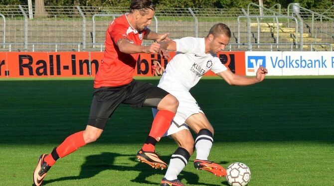 Sorgte mit einem Kopfball für den 1:1-Endstand: Bastian Bischoff (links), hier im Duell mit dem Nöttinger Holger Fuchs. FOTO: NI