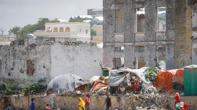 Straßenszene in Mogadischu Foto: EPA/STUART PRICE / AU-UN IST