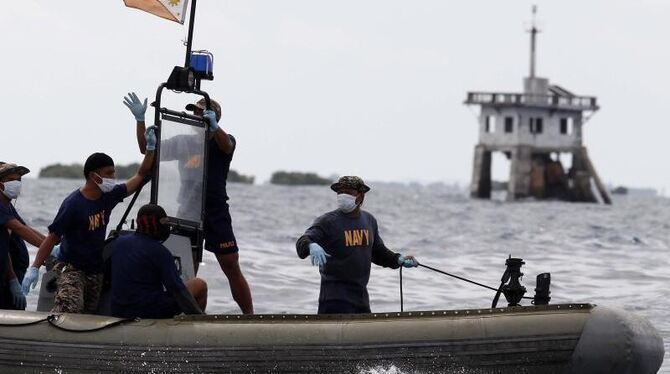 Küstenwache, Marine, Fischer und Freiwillige waren die ganze Nacht im Einsatz, um Menschen aus dem Wasser zu retten. Foto: De