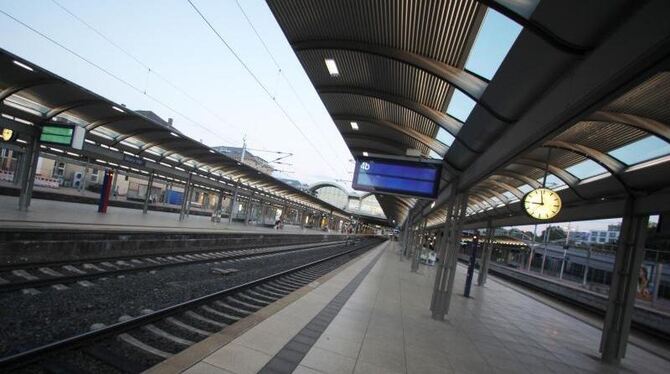 Die Bahn bietet am Mainzer Hauptbahnhof an Wochenenden wieder den normalen Fahrplan an. Foto: Fredrik von Erichsen