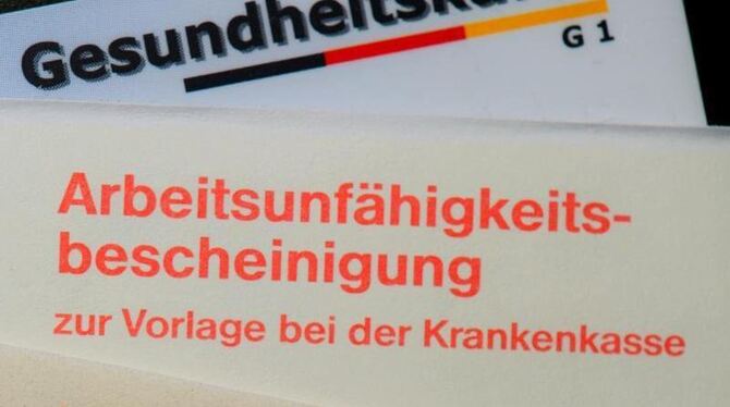 Krankenkassen werben oft in glänzenden Broschüren für ihre Leistungen. Viele Versicherte machen eine andere Erfahrung - Krank