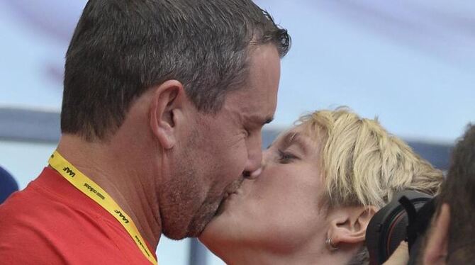 Christina Obergföll und ihr Lebensgefährte und Trainer Boris Henry knutschen nach dem WM-Titel. Foto: Christophe Karaba