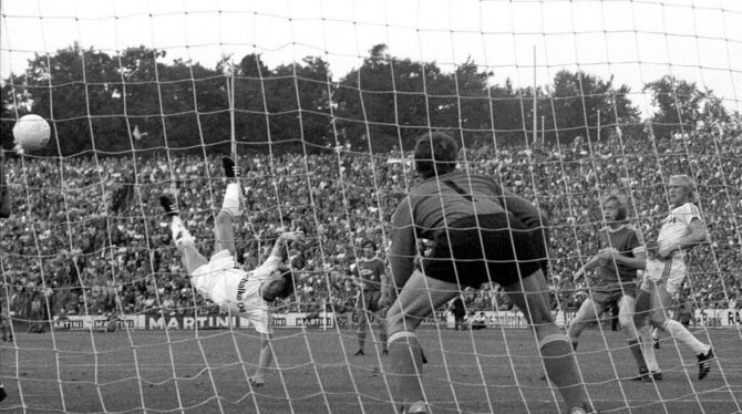 Tor des Jahres: Der Schalker Klaus Fischer schüttelt die Skandal- Vergangenheit mit solchen Traumtoren wie in Karlsruhe ab. FOTO