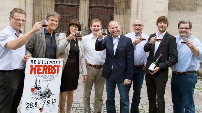 Freuen sich auf ihre Gäste: die Reutlinger Weindorfwirte Gerhard Gumpper (Rössle Honau), Dieter Wetzel (Schwanen Metzingen), Reg