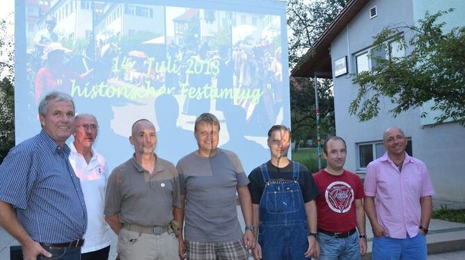 Der Rübgartener Festausschuss um Ortsvorsteher Martin Kemmler (links) lud zum Sommernachtskino in den Schulhof ein.  FOTO: SANDE