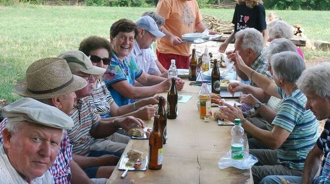 Filsenbergfest bei Kaiserwetter: Wanderfreunde aus Öschingen und der Region trafen sich zu Picknick und Gesprächen an der Schutz