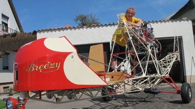 Flug-Enthusiast Carl-Friedrich Schmidt auf seinem annähernd vollendeten »Breezy«. Dahinter die Garage (nur rechter Teil), in der