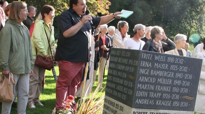 Der Tübinger Friedhofsleiter Bernd Walter zeigt Besuchern einer Führung die Besonderheiten des Bergfriedhofs. Dazu gehören die G