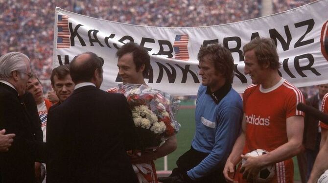 Abschied nach zwölf Jahren: Franz Beckenbauer vor seinem letzten Bayern-Spiel mit Präsident Wilhelm Neudecker (links), Sepp Maie