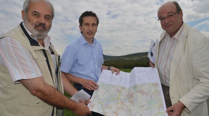 Rolf Bansbach (von links), Andreas Wüllner und Thomas Münch zeigen die neue Freizeitkarte.  FOTO: NIETHAMMER