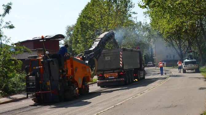 Gestern wurde der Belag zwischen Wörth- und Schlossgartenstraße abgefräst. Der Kreuzungsbereich Römer-/Griesstraße muss nur noch