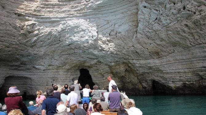 Die bizarre Felsküste mit Buchten und Grotten lässt sich am besten vom Boot aus erkunden. FOTO: FÖRDER