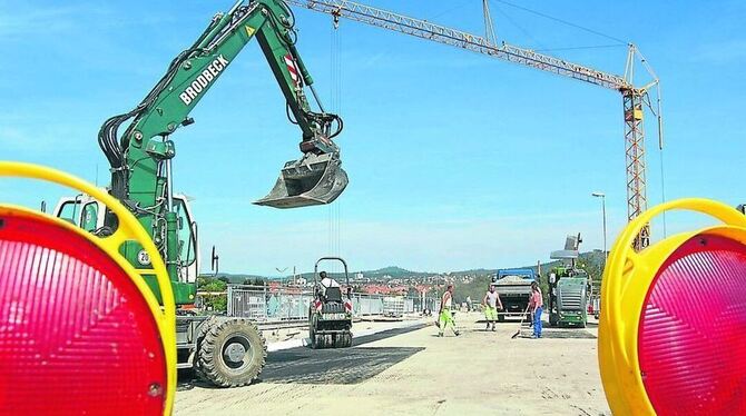 Die Brücke der K 6714 über die Bahnlinie Plochingen – Tübingen wird für die neue Tragschicht vorbereitet.