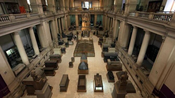 Blick in eine Halle des Ägyptischen Museums in Kairo. Inmitten der Unruhen werden Museen geplündert und historische Stätten v