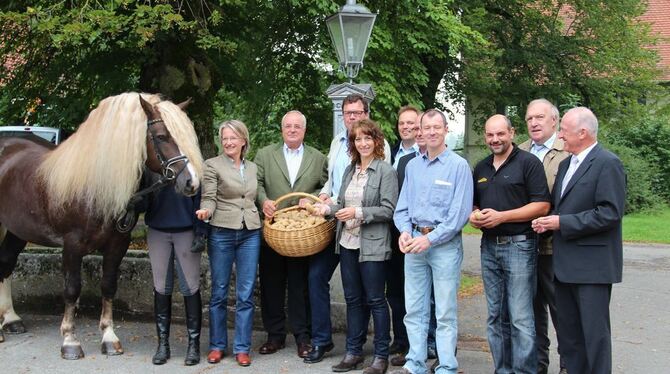 Mit Schwarzwälderhengst Feldbach und Attica im Korb. Akteure des Kartoffelfests auf dem Gestütshof St. Johann. 	GEA-Foto: Geiger