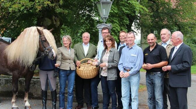 Mit Schwarzwälderhengst Feldbach und Attica im Korb. Akteure des Kartoffelfests auf dem Gestütshof St. Johann.  GEA-FOTO: GEIGER