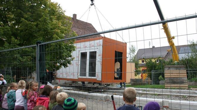 Spannendes Ereignis: Ein Kran beförderte die Module in den Garten.  GEA-FOTO: HAI