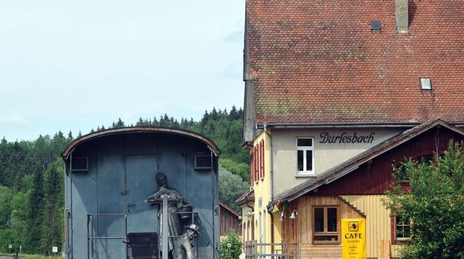 In Durlesbach steht die Eisenbahn mitsamt dem Ziegenbock, der im Lied sein Leben verliert. FOTO: DPA