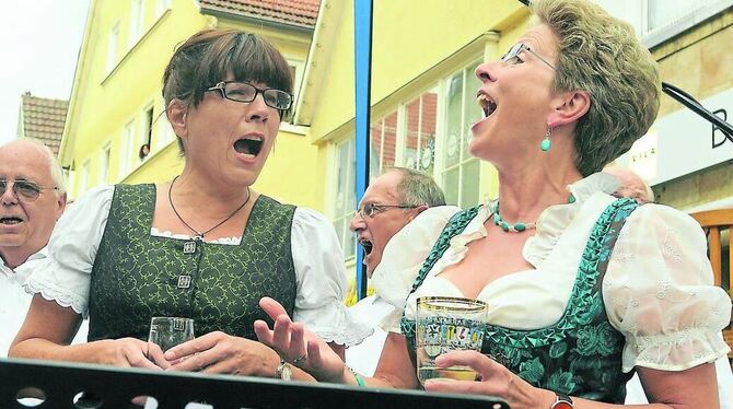 Mit Charme und Stimme: Regine Vohrer (links) und OB Barbara Bosch eröffneten gestern das Weindorf. FOTO: NIETHAMMER