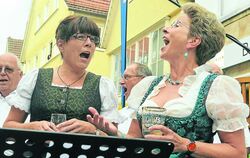 Mit Charme und Stimme: Regine Vohrer (links) und OB Barbara Bosch eröffneten gestern das Weindorf. FOTO: NIETHAMMER