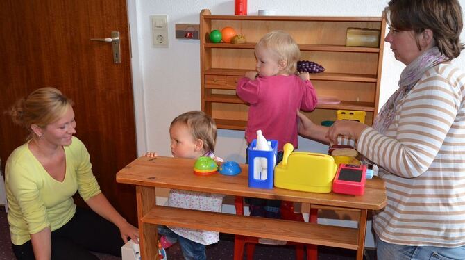 Stefanie Lamri-Zegar (links) und Vera Grein (rechts) spielen in der Kleinkindergruppe »Flohzirkus« in Undingen mit Lara und Emel