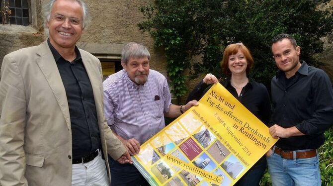 Dr. Werner Ströbele, Dr. Günter Kolb, Iris Lockau und Markus Ruopp präsentieren das Plakat. FOTO: NIETHAMMER