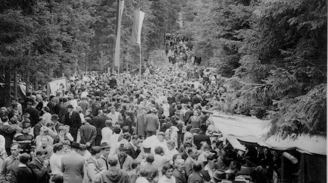 Über 2 000 Besucher strömten am 23. Mai 1963 zum Einweihungsfest des neuen Turms. FOTO: PR