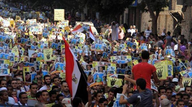 Mursi-Anhänger protestieren in Kairo. Die Ausgangssperre in dem Land wird verkürzt. Foto: Mostafa Darwish