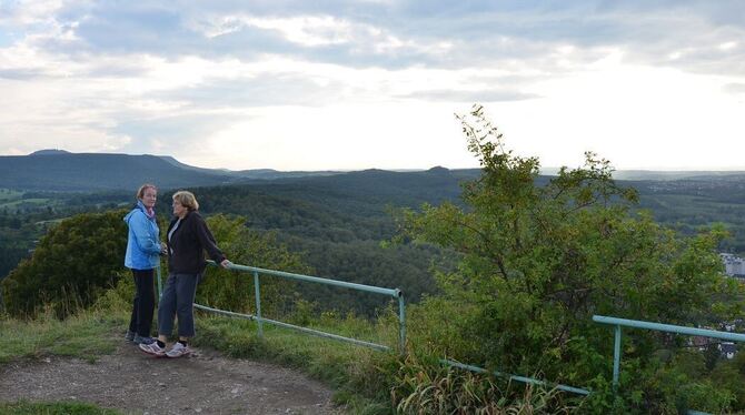 Von dieser Aussicht bekommen sie nicht genug: Ruth Wurster und Erneliese Brommer auf dem Georgenberg-Gipfel. GEA-FOTO: SCHÖBEL