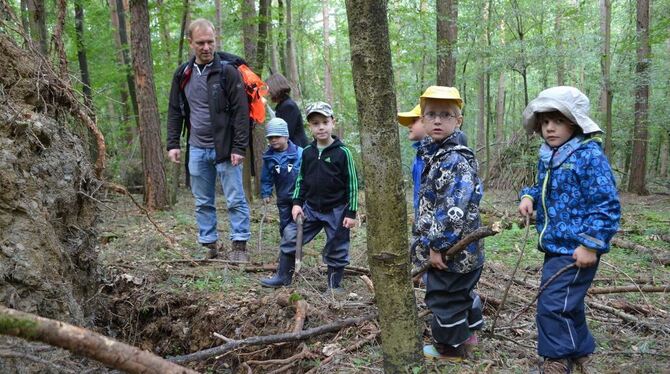 Wald als Spiel- und Lernort: Hans-Werner Klöden mit seinen Schützlingen im Wasenwald.  FOTO:  CHATZINIKOLAOU