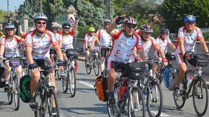 Jubiläumstour: Die Gruppe der Wannweiler Radfahrer kommt nach zehn Etappen und mehr als 700 Kilometern in Mably an. FOTO: SANDER