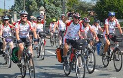 Jubiläumstour: Die Gruppe der Wannweiler Radfahrer kommt nach zehn Etappen und mehr als 700 Kilometern in Mably an. FOTO: SANDER