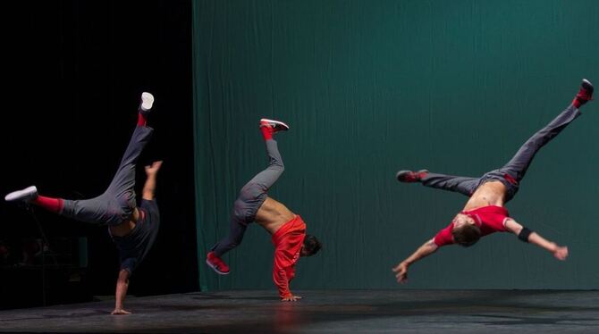 Akrobatischer Breakdance der Flying Steps aus Berlin zur Musik aus Johann Sebastian Bachs "Wohltemperiertem Klavier" beim "Musik