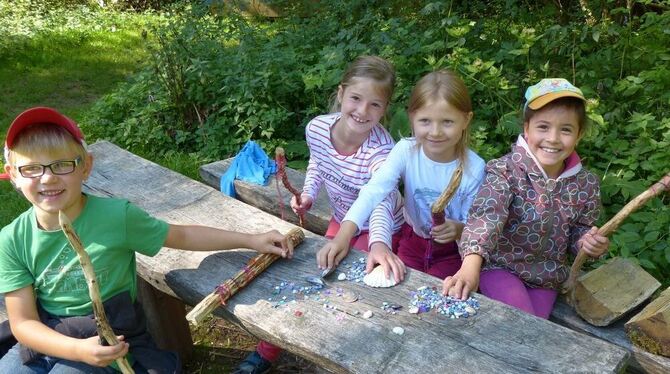 Paul, Florine, Antonia und Maelys (von links) mit den selbstgeschnitzten Redestäben, die später verziert wurden.  FOTO: RAW