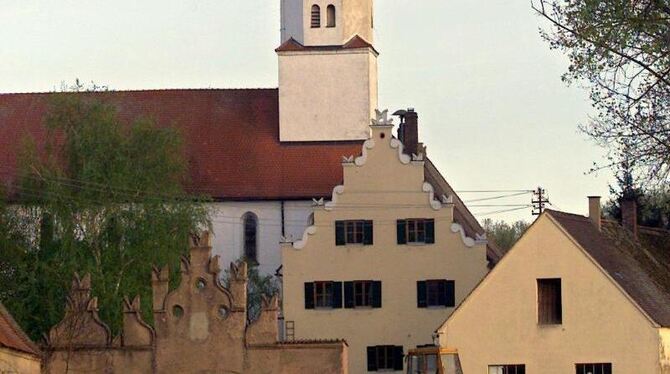 In diesem Gebäude bei Deiningen wohnt die Religionsgemeinschaft »Zwölf Stämme«. Foto: Stefan Puchner