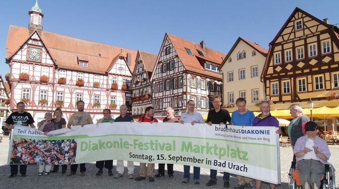 Bereit für den Markt der Möglichkeiten: die Akteure des Diakonie-Festivals auf dem Uracher Marktplatz.